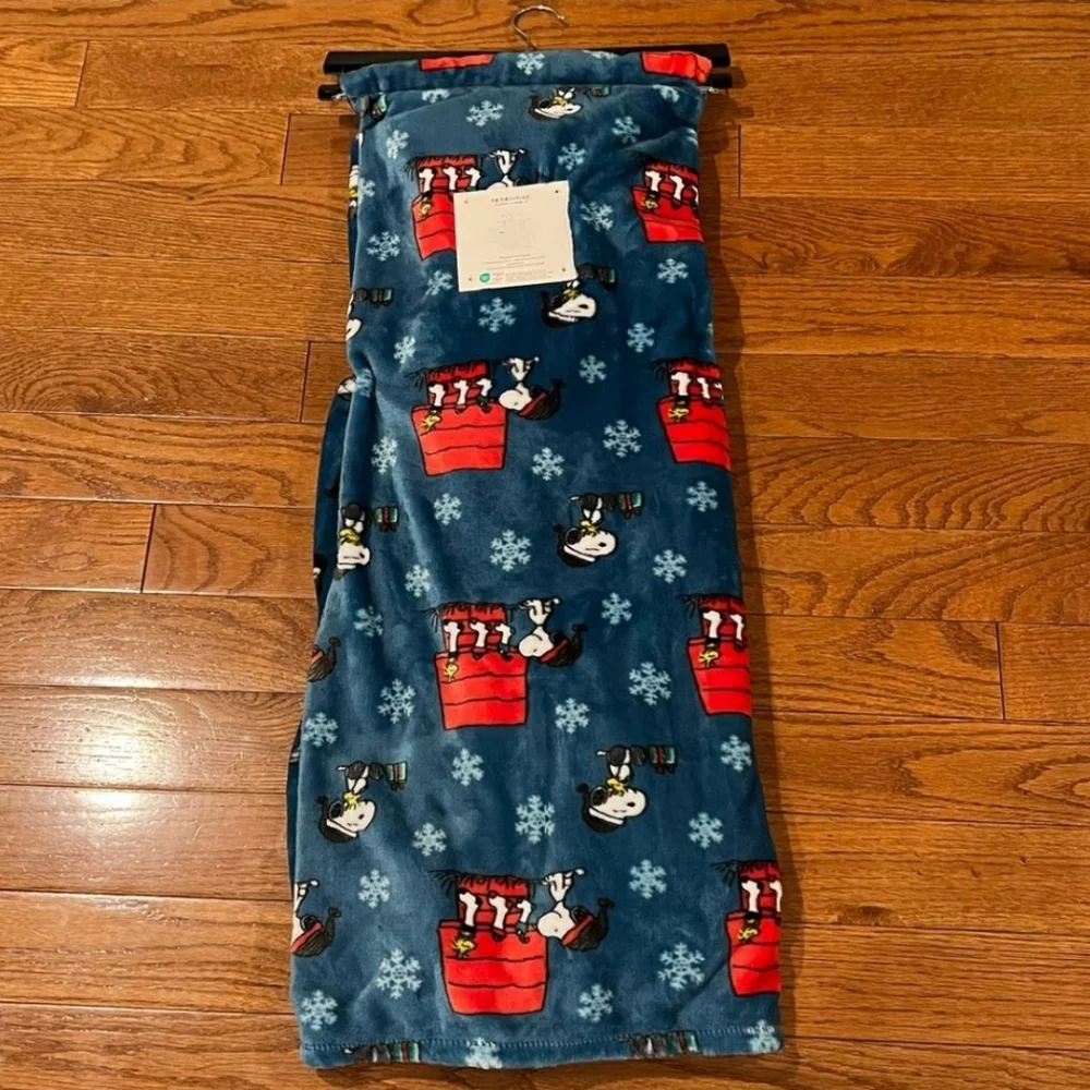 NEW Peanuts Holiday Christmas Snowflakes Snoopy Throw Berkshire 50” x 70”